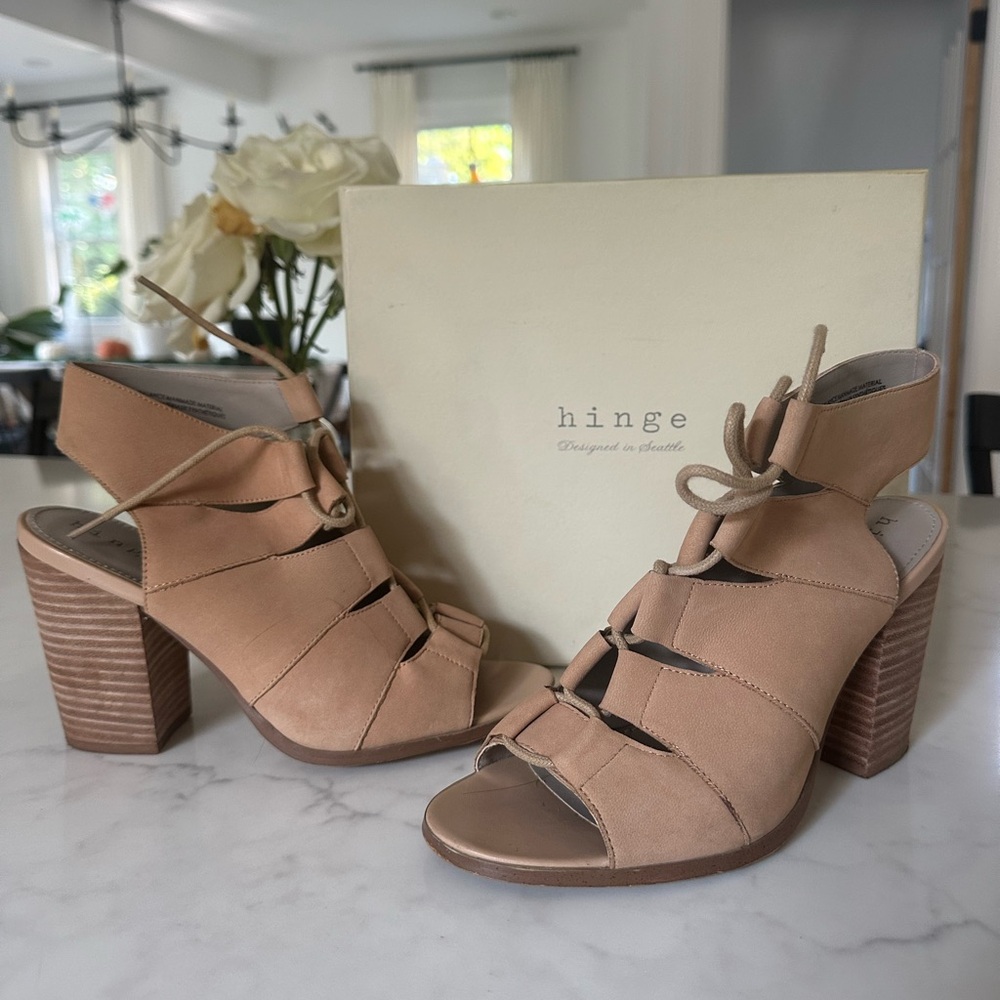 Hinge sandal heel